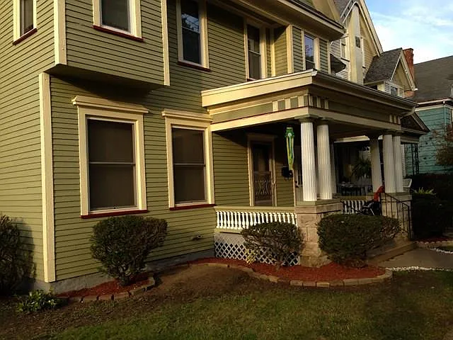 206 W 1st St photo 1
