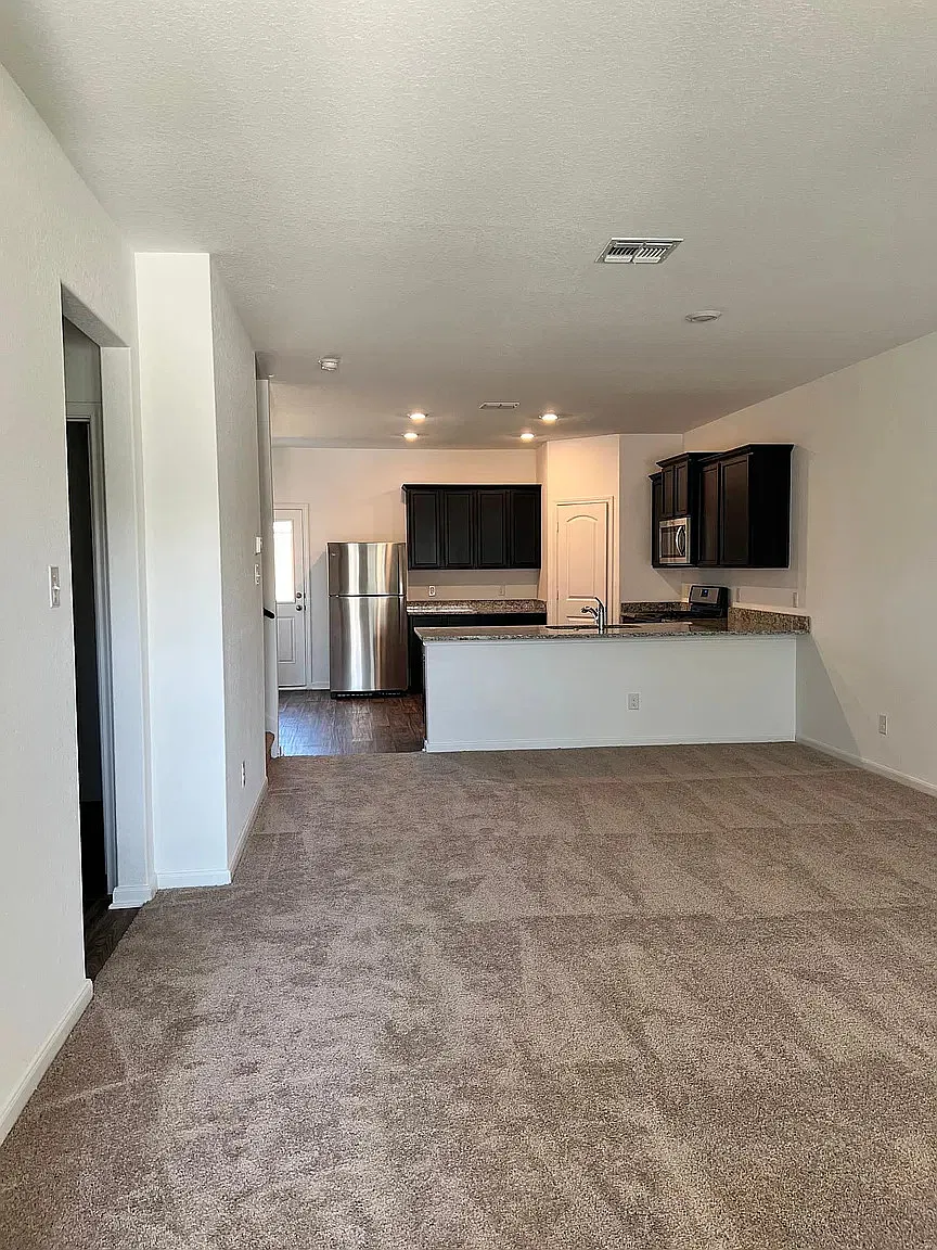 5 bed, 2.5 bath, 2543 sqft, $1,875 — Photo 3
