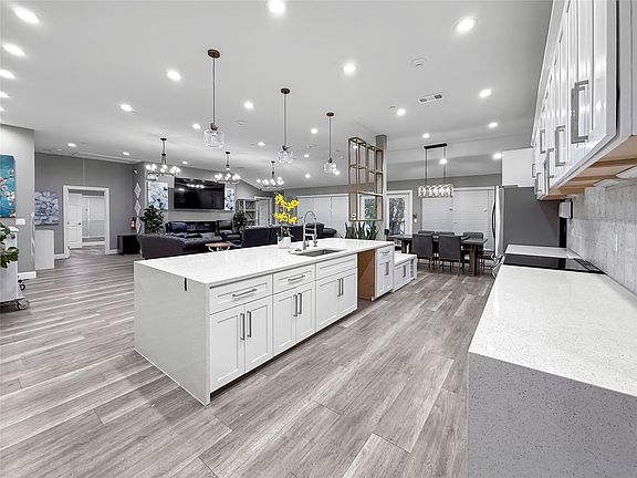 4th image of 261 Oak Hill Dr