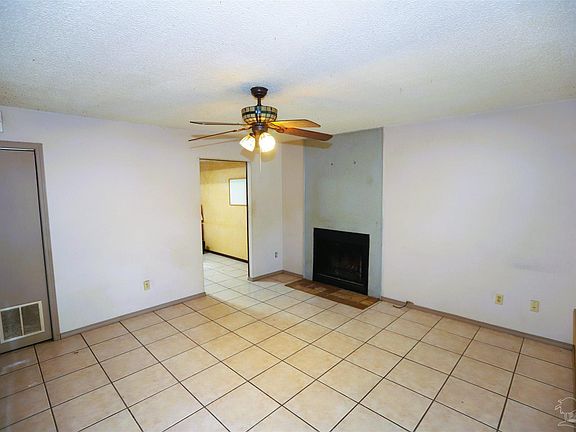 4th image of 2811 E Langley Ave #112