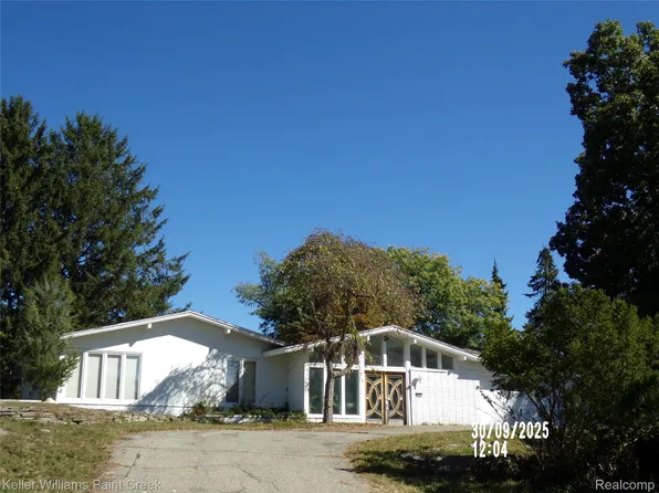 3352 Bloomfield Shore Dr, West Bloomfield, MI 48323