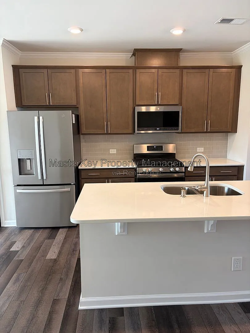 4 bed, 3.5 bath, 2156 sqft, $2,495 — Photo 2