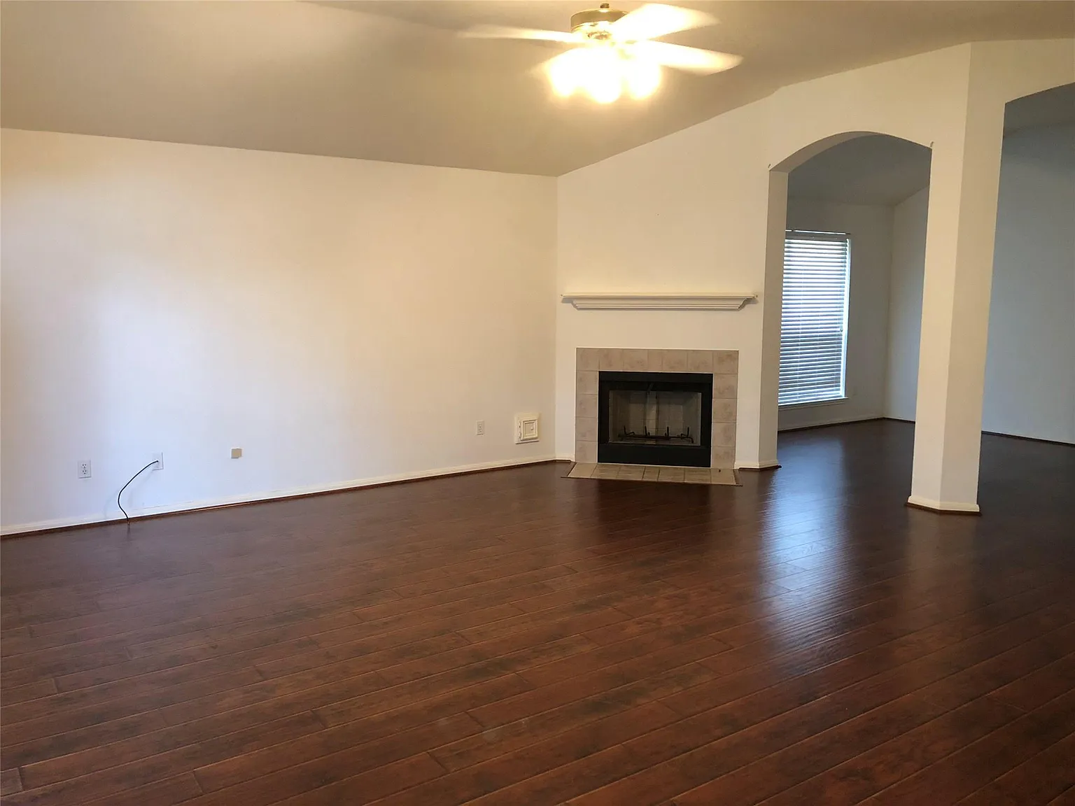 3 bed, 2.0 bath, 1828 sqft, $2,000 — Photo 2