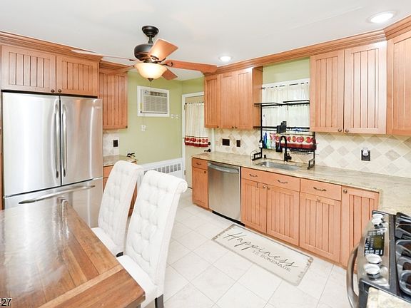 4th image of 242 Prospect St