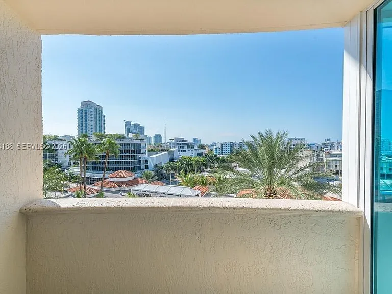 300 S Pointe Dr #706 — Photo 10