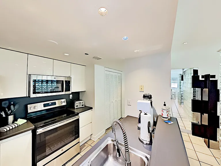 Ocean Dr — Photo 30