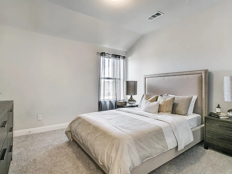 935 Ponds Edge Ln — Photo 1