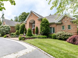 39 Hunting Hollow Ct, Dix Hills, NY 11746