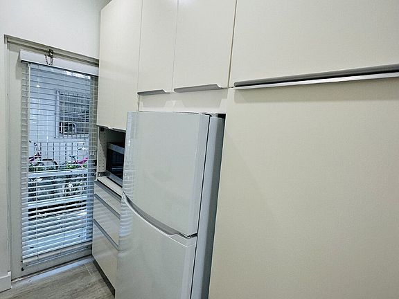 2nd image of 745 13th St APT 6