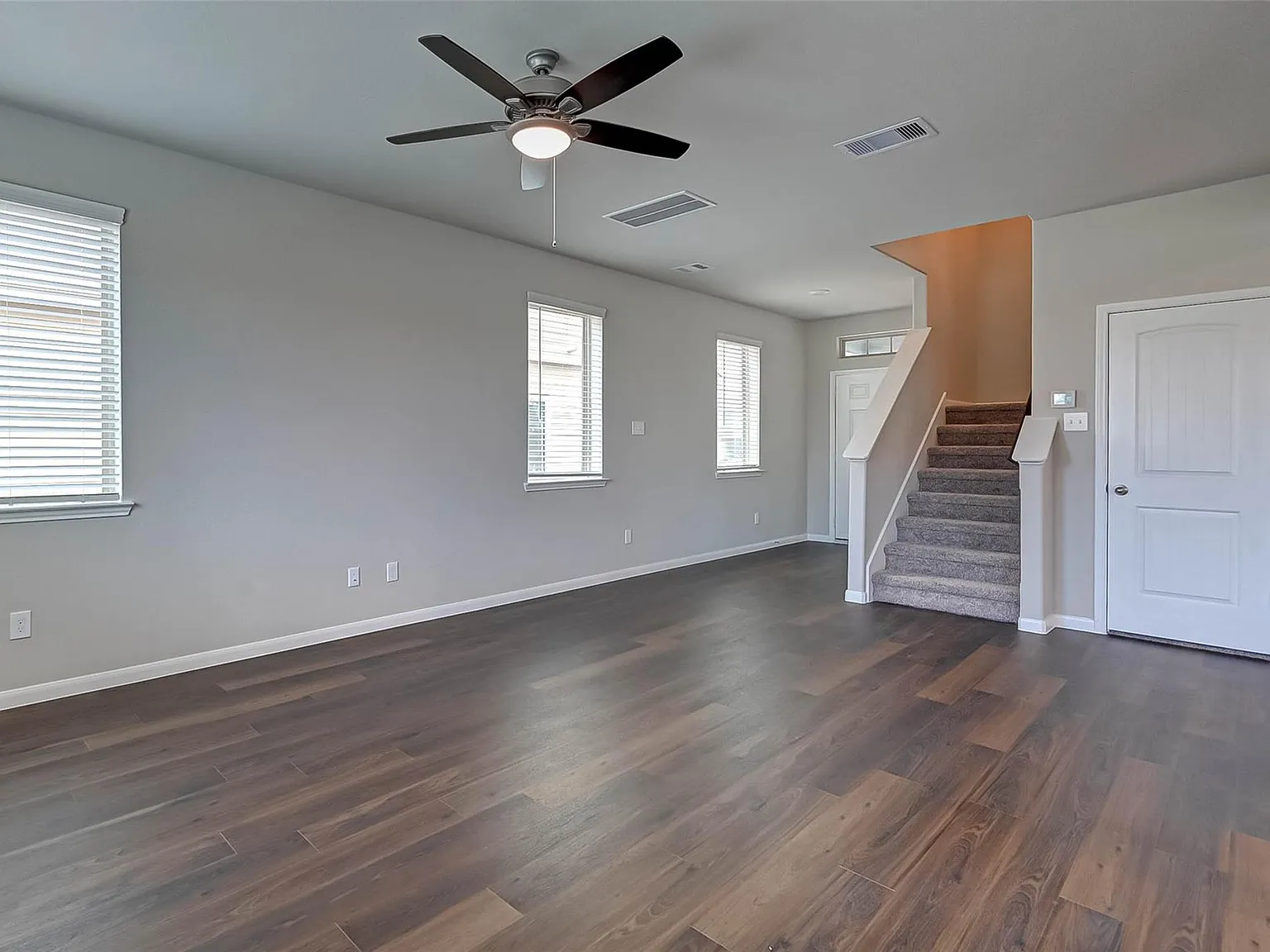 4 bed, 2.5 bath, 2055 sqft, $2,400 — Photo 4