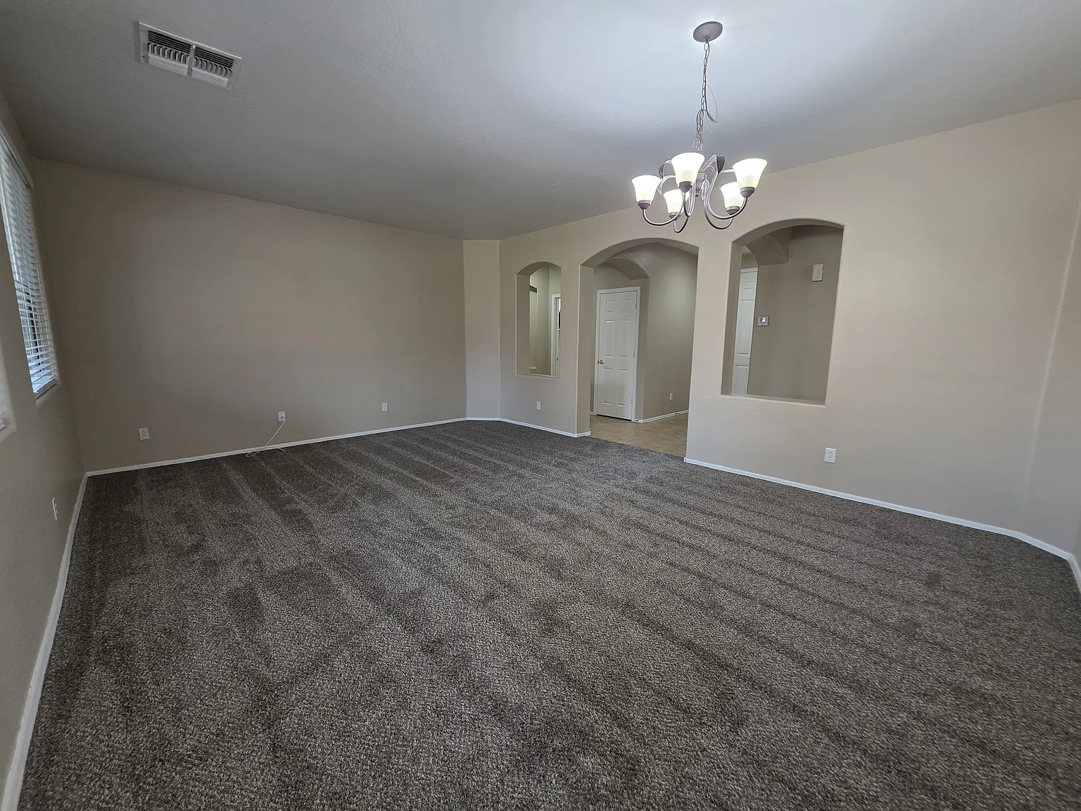 4 bed, 2047 sqft, $2,295 — Photo 4
