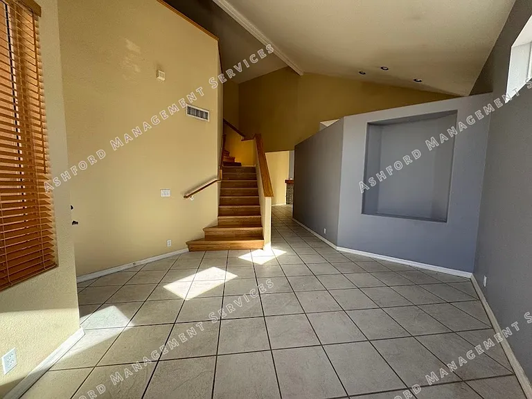 1510 E Charleston Ave — Photo 16