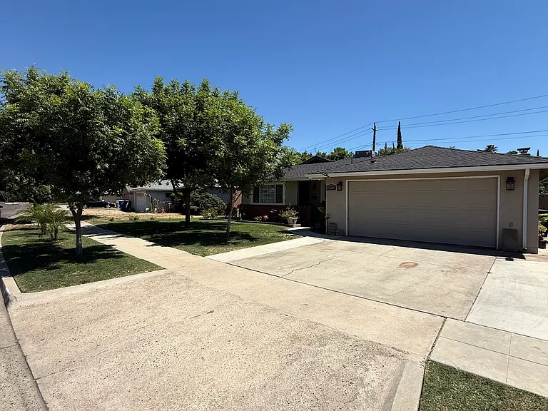 2802 E Griffith Way — Photo 2
