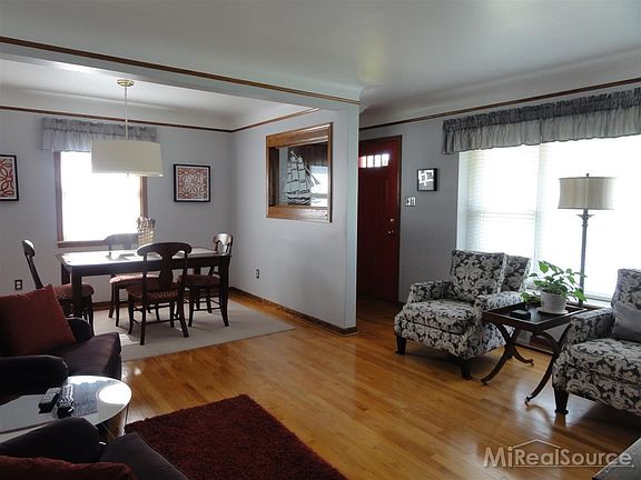5th image of 20912 Alexander St