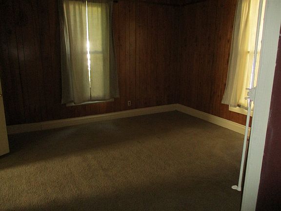 5th image of 616 Elm St