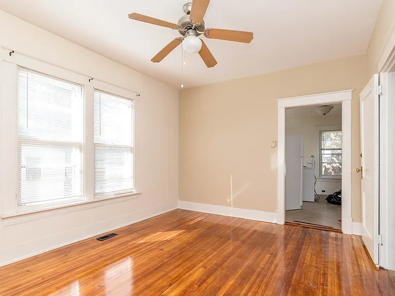 1405 Windsor St — Photo 25