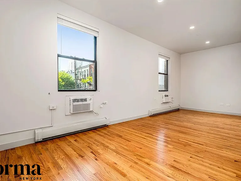 5110 Vernon Blvd #2B — Photo 4