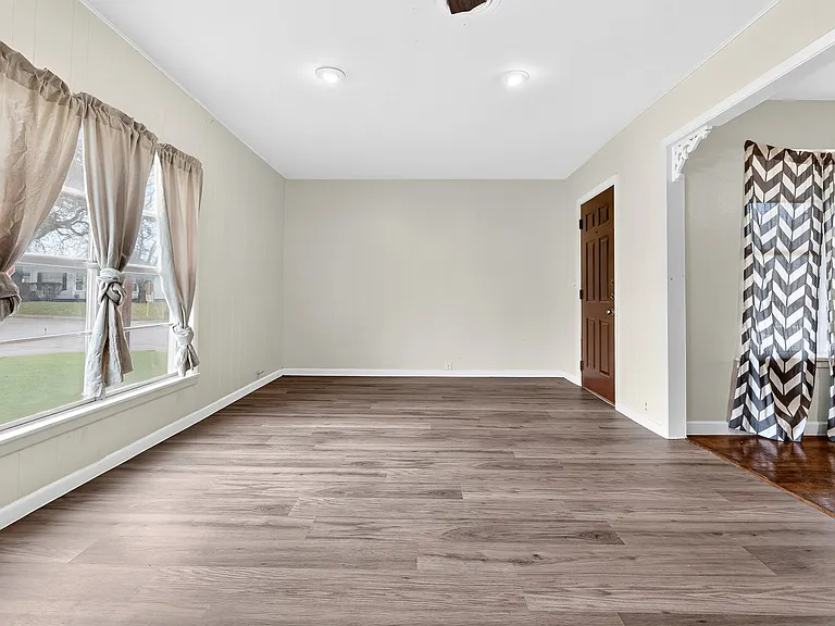 1302 Redondo Dr — Photo 4