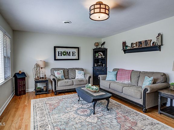 4th image of 610 Ridgeview Dr
