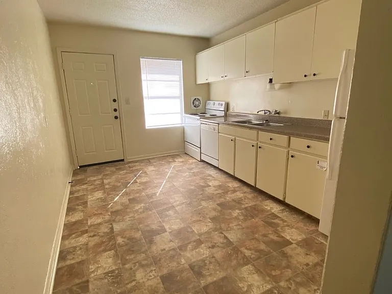 Admiral and Brittany Apartments — Photo 5