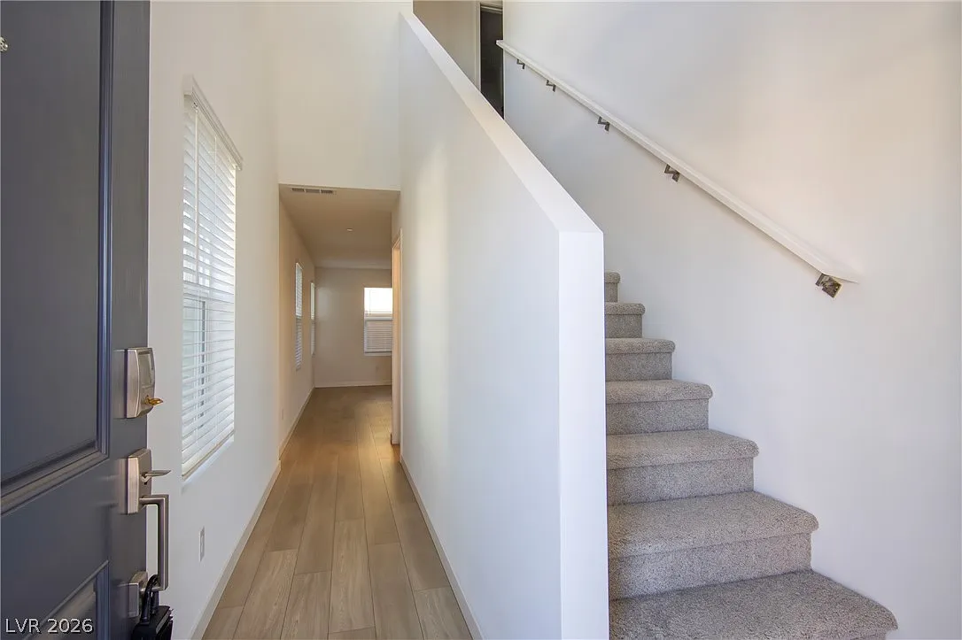 3 bed, 2.5 bath, 1705 sqft, $2,400 — Photo 3