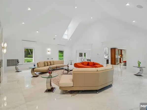 807 Sussex Rd, Franklin Lakes, NJ 07417
