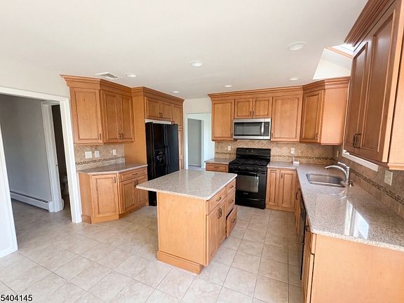 2nd image of 16 Knob Hill Rd