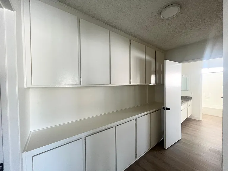 212 E Elmwood Ave — Photo 12