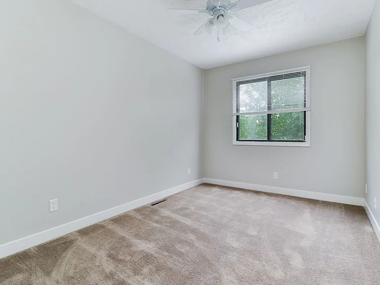 111 N Orr Dr — Photo 17
