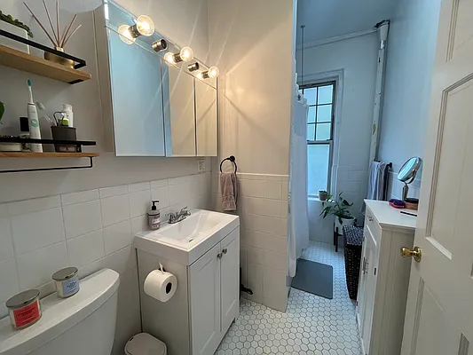 Rented by Moises Farhart, LREB | media 3