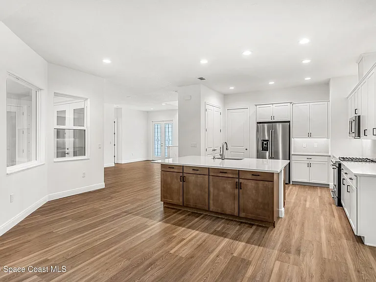 35 Loch Ness Dr — Photo 9