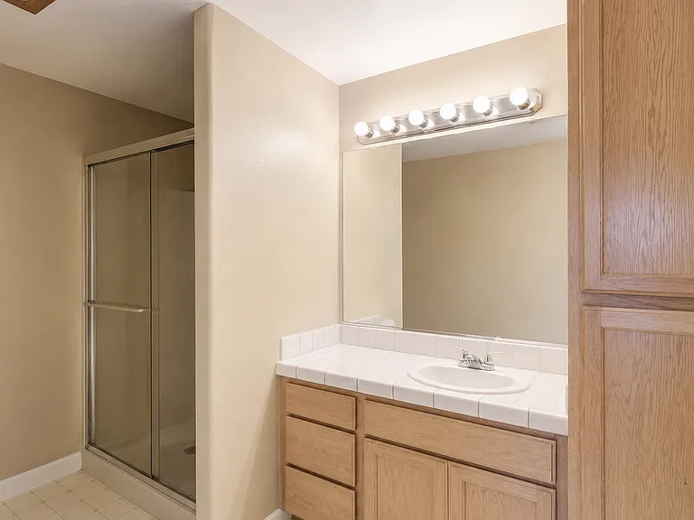 924 Glengrove Ave — Photo 8
