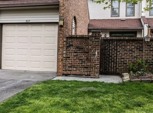 327 Willow Grove Ln, Rochester, MI 48307