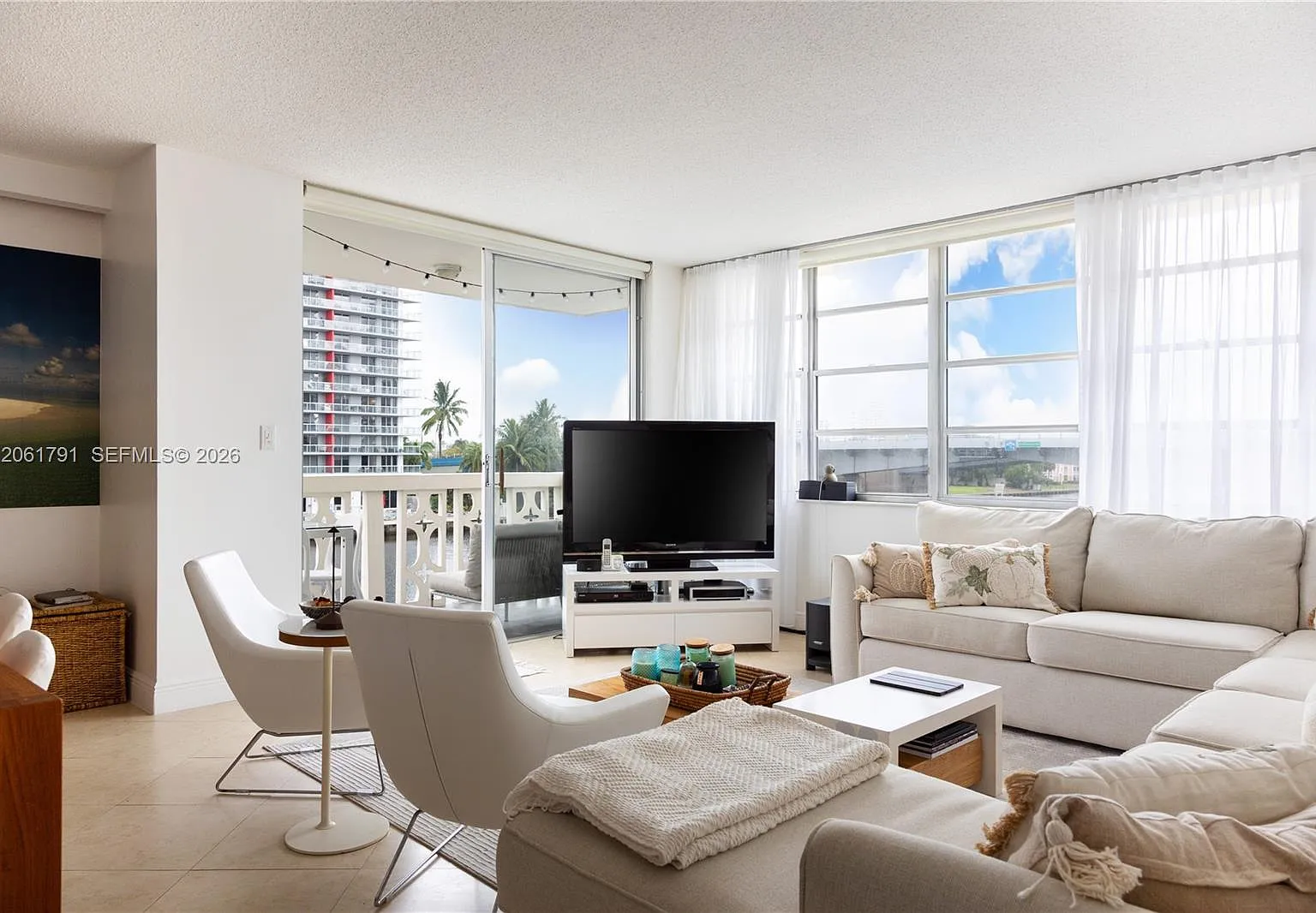 Imperial Towers Condo — Photo 3