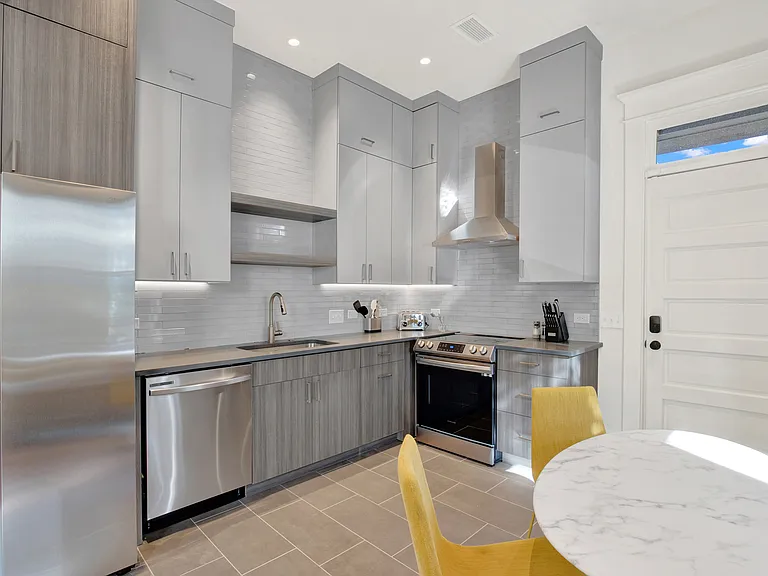 402 W 41st St #B — Photo 8