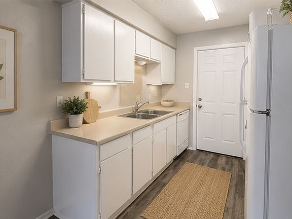 5th image of 209 Hawaii St APT 204