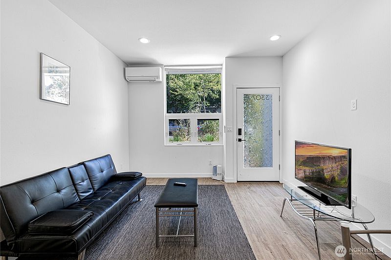 4th image of 3307 Wetmore Avenue S #B
