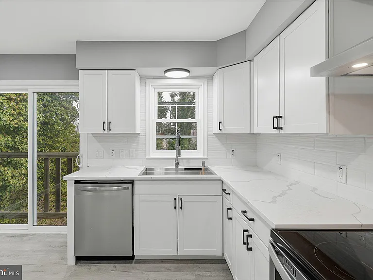 6915 Adel St — Photo 10