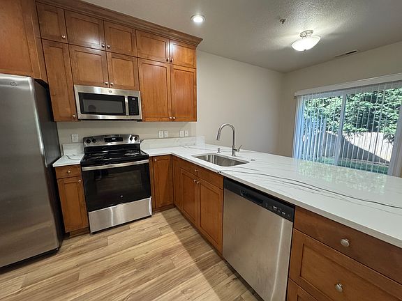 5th image of 211 Silver St APT D