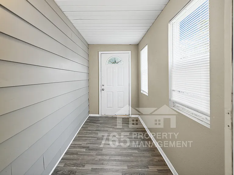 1706 Everett St — Photo 5