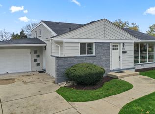 330 E Huntington Ln, Elmhurst, IL 60126