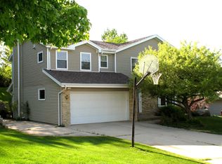 15429 W Mayflower Ct, New Berlin, WI 53151