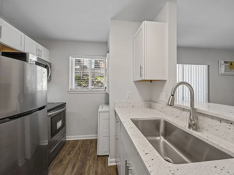 2557 Hackberry St #6 — Photo 6