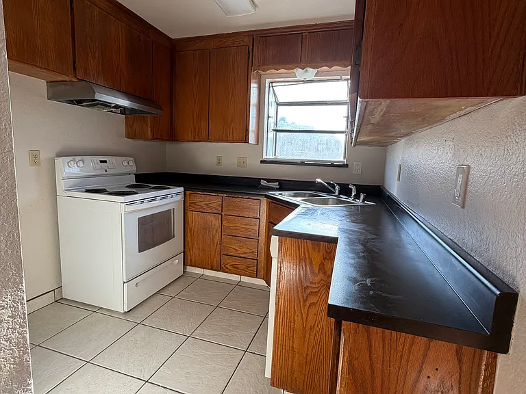 600 E Hawkeye Ave #B — Photo 8