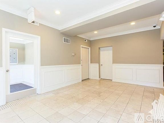 2nd image of 5054 N Winthrop Ave APT 212