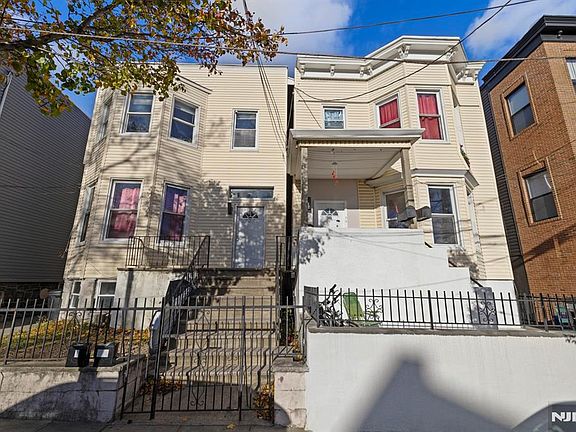 3rd image of 124 18th St