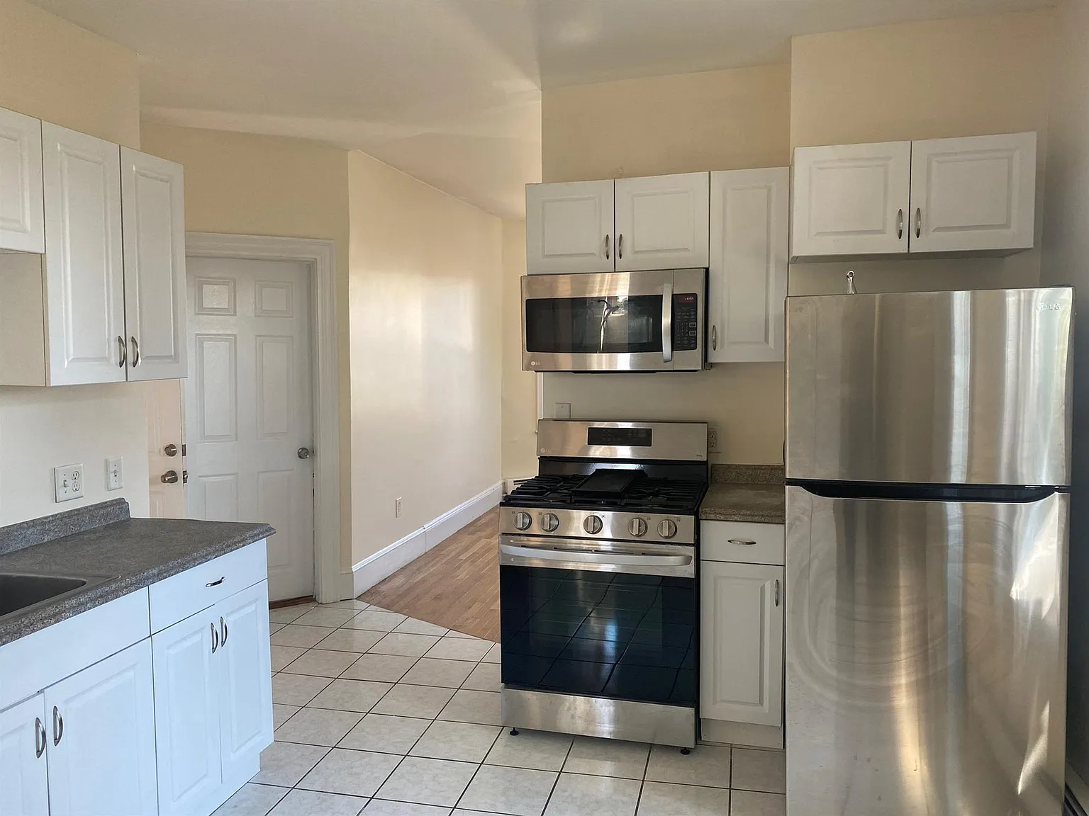2 bed, 772 sqft, $3,600 — Photo 2