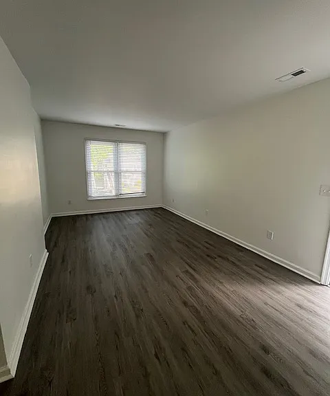 Oak Square Apartments — Photo 8