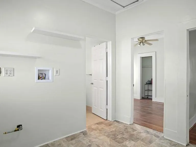 2438 Commercial St — Photo 11