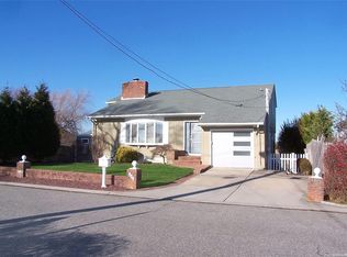 649 Edgewater Rd, Oakdale, NY 11769